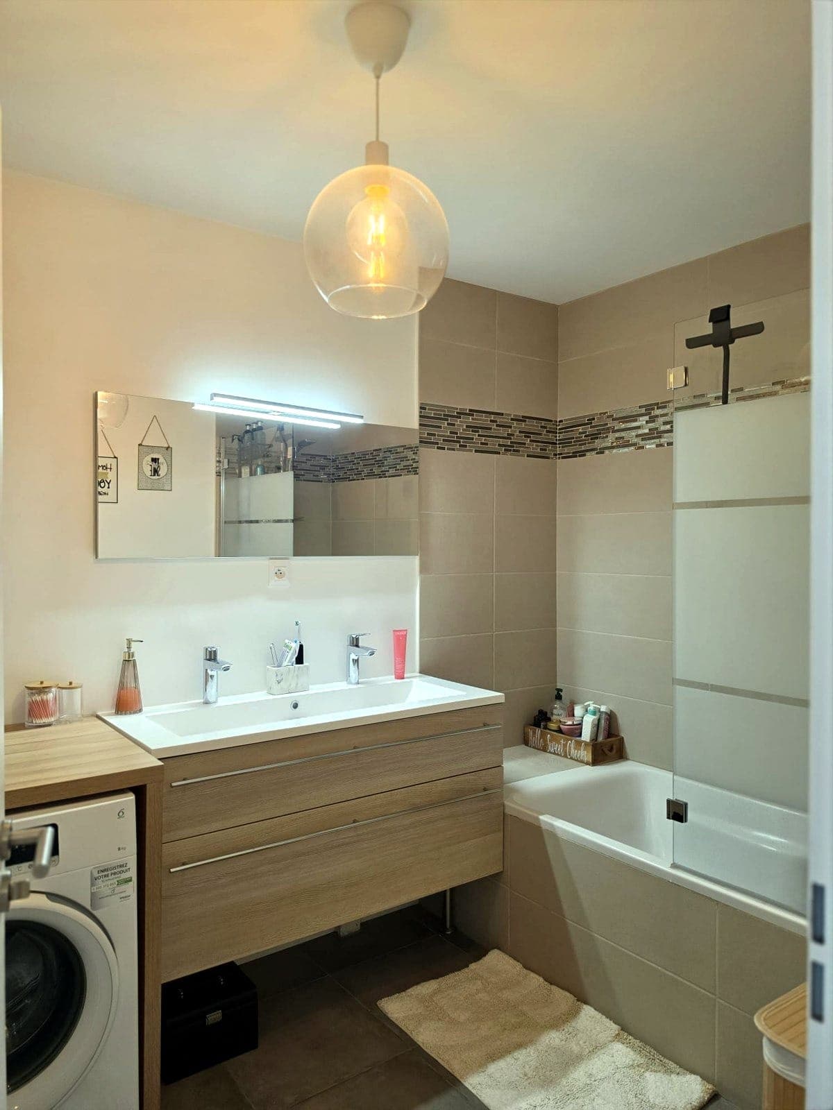 Salle de bain rénovée avec meuble vasque en bois et carrelage beige, Palaiseau